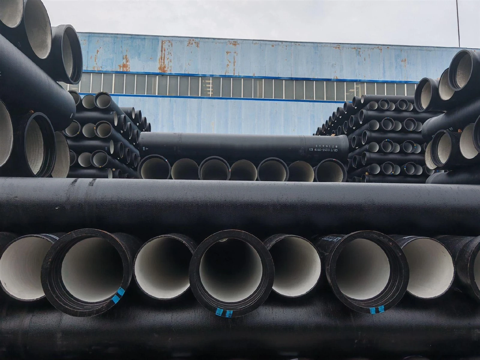 Gietijzeren watertoevoerleiding
